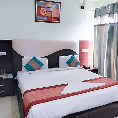 Roomshala 110 Hotel Mulaqaat - Shiv Nadar University Dadri Eksteriør billede