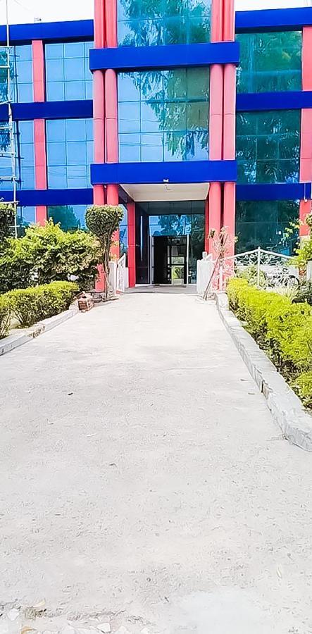 Roomshala 110 Hotel Mulaqaat - Shiv Nadar University Dadri Eksteriør billede