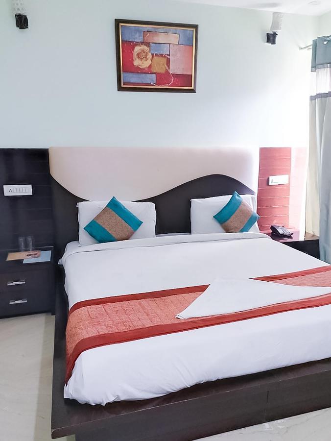 Roomshala 110 Hotel Mulaqaat - Shiv Nadar University Dadri Eksteriør billede